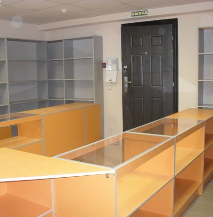 prilavki_i_vitriny_ekonom_klassa_iz_dsp_i_stekla